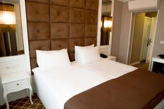 Отель Hotel Arpezos Кырджали Двухместный номер с 1 кроватью или 2 отдельными кроватями-4